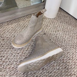 Size 7 Chelsea boots